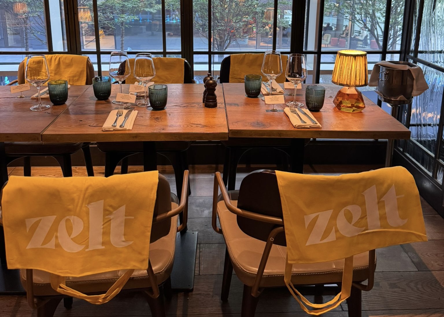 People Stack dinner with Zelt tote bags